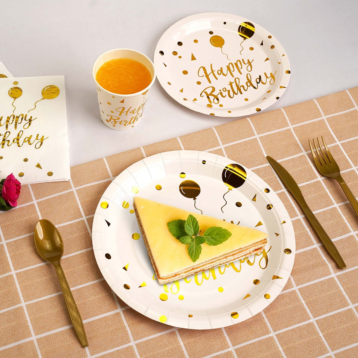 200 pieces of white and gold birthday party supplies, disposable happy birthday tableware set, gold plastic knives, forks, spoons, straws. Birthday themed tray, cup,25Guests(white)