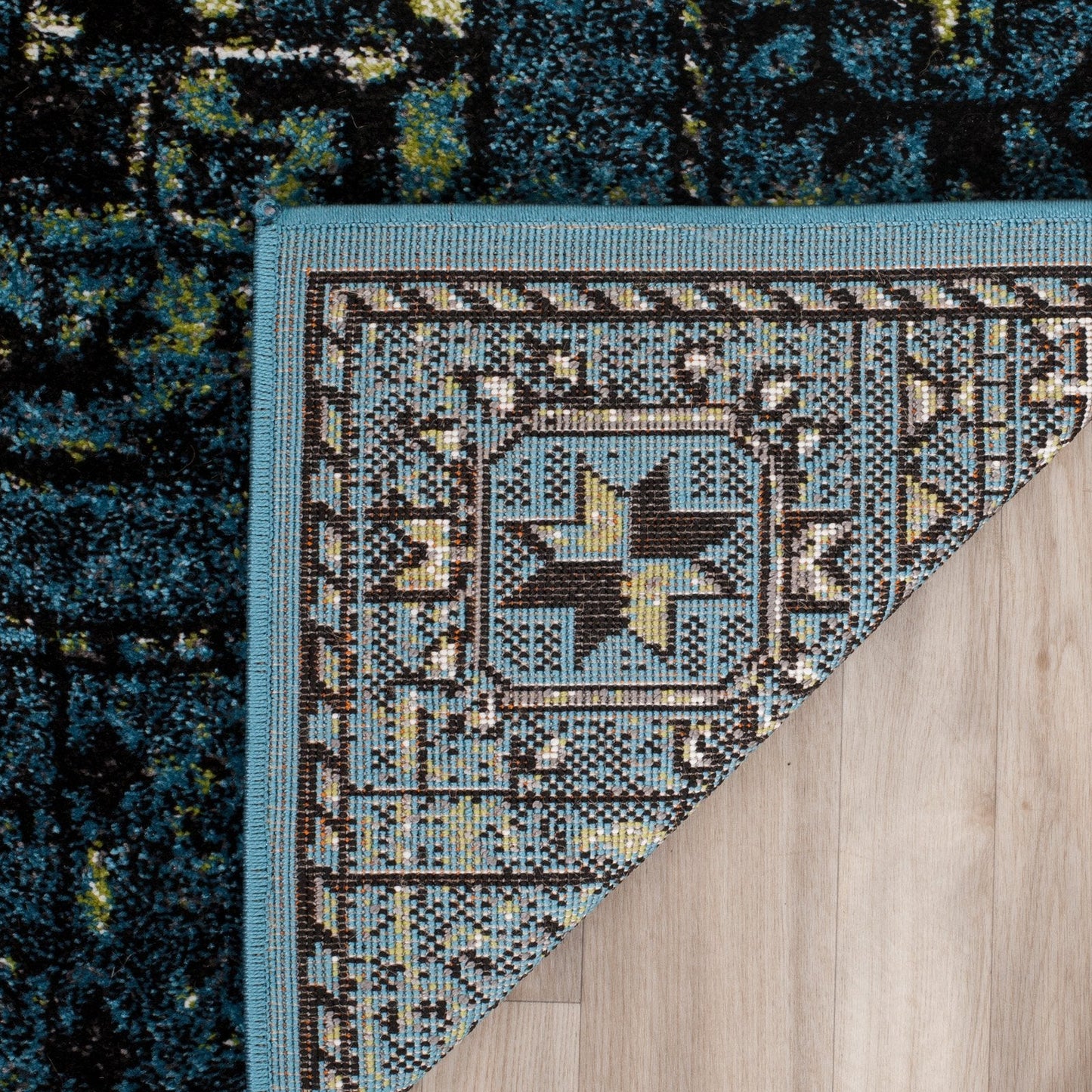 SAFAVIEH Vintage Hamadan Collection Accent Rug - 4' x 6', Red & Multi, Oriental Persian Design, Non-Shedding & Easy Care, Ideal for High Traffic Areas in Entryway, Living Room, Bedroom (VTH212A)