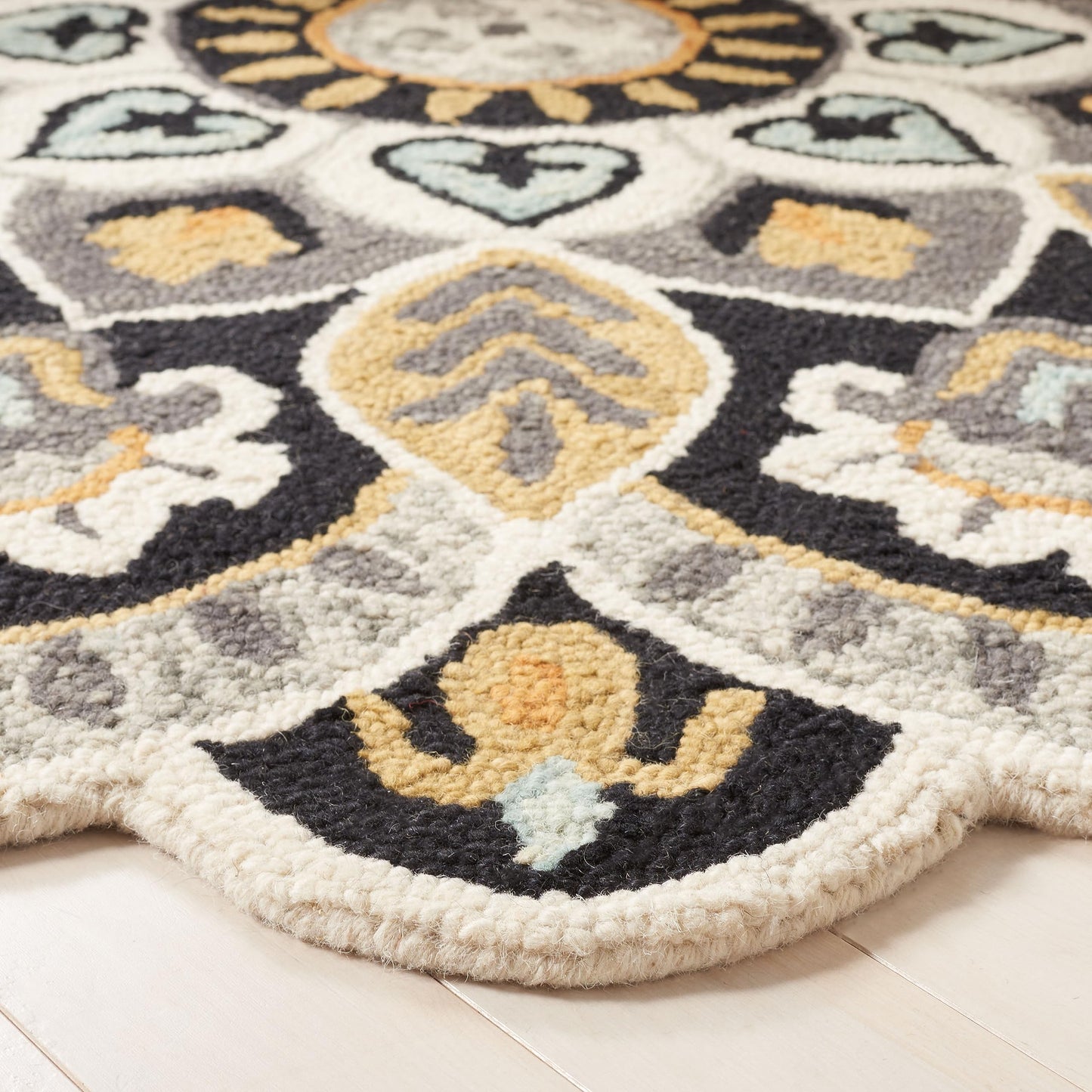 SAFAVIEH Novelty Collection Area Rug - 9' Round, Ivory & Black, Handmade Boho Floral Rustic Country Wool, Ideal for The Living Room, Dining Room, Bedroom (NOV604Z-9R)
