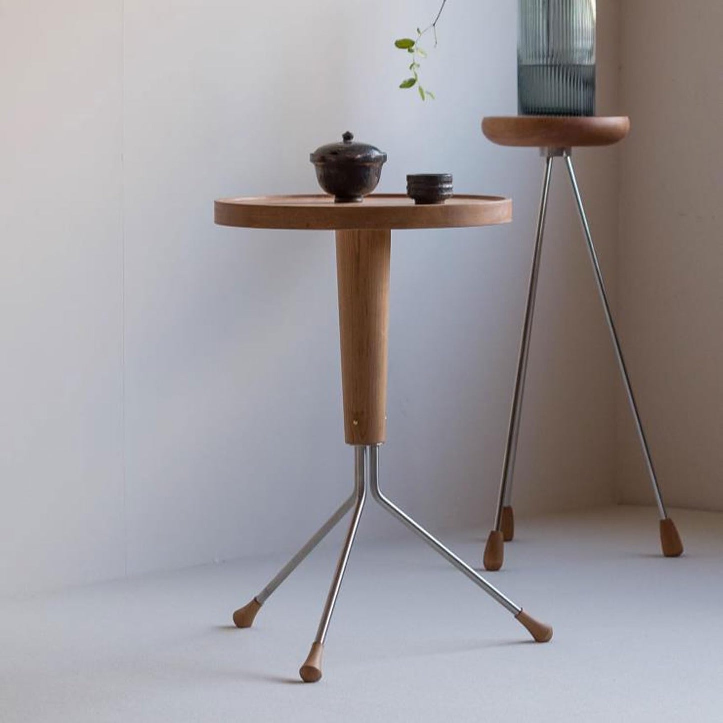 HYgloF end Tables Small Round End Table for Small Spaces, Wood Side Table Plant Stand with Metal Legs, Couch Side Table Accent Table for Living Room, Entryway, Bedroom Coffee Table(Dark Brown)