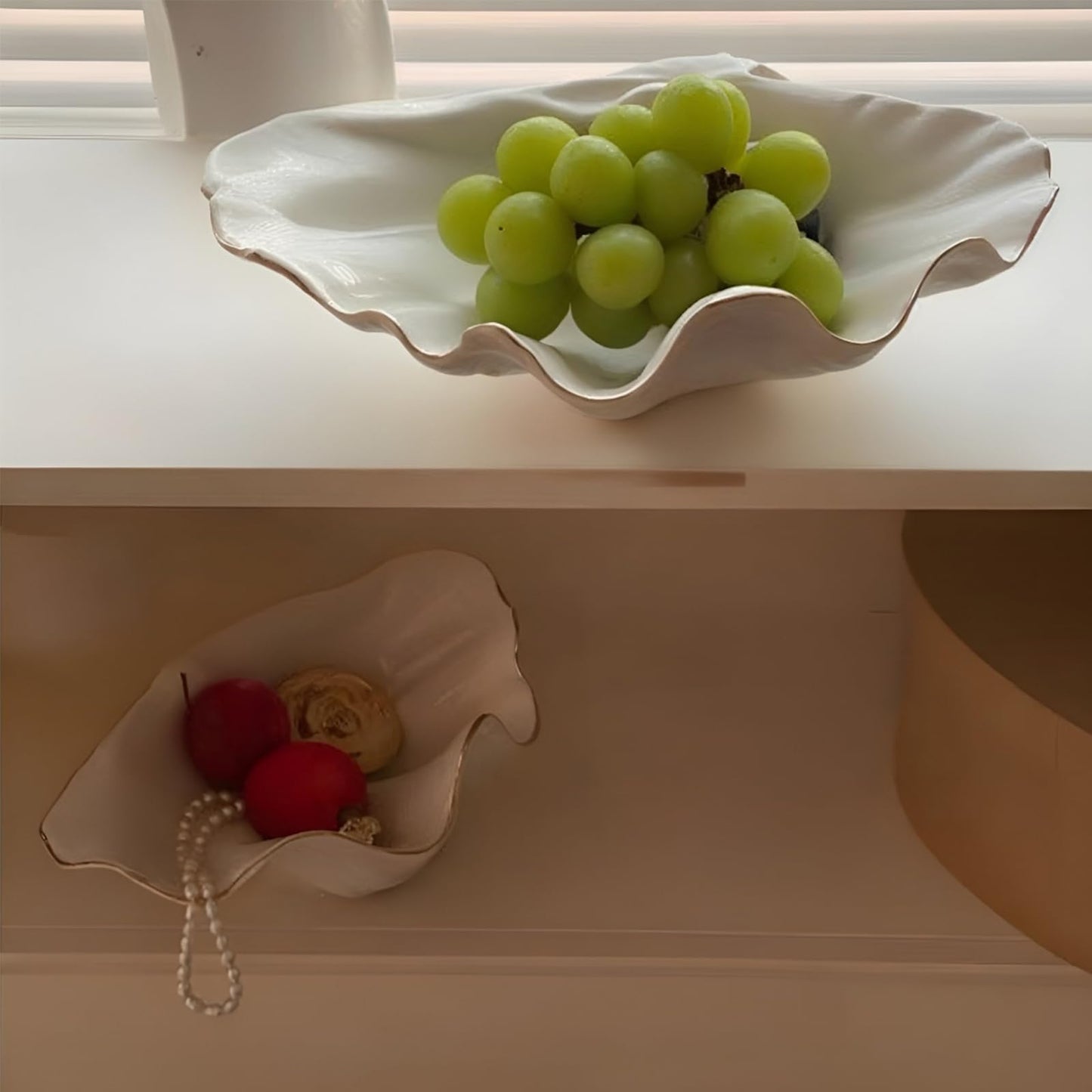 XIYOUQI White Shell Decorative Bowl – 7.9" Resin Clam Shell with Gold Rim, Coastal Centerpiece for Bathroom Vanity, Entryway, or Living Room, Jewelry Holder, Key Tray, Fruit Bowl, Beach House Decor