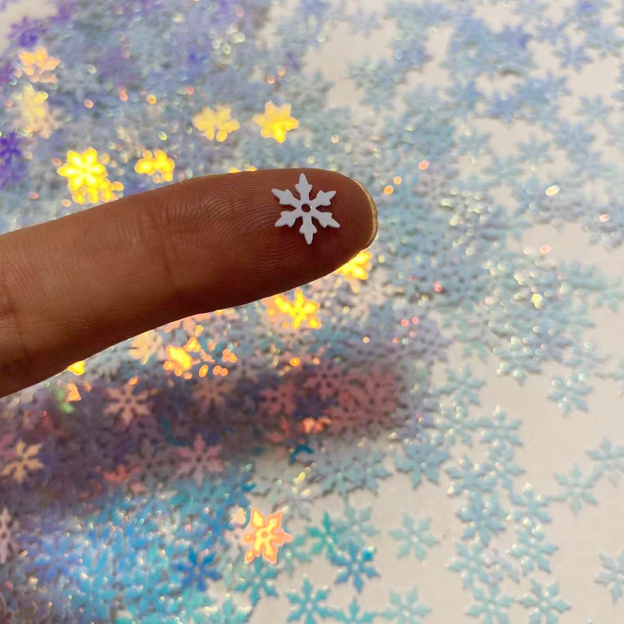 2000 Pieces/50g Snowflakes Party Glitter PVC Confetti for Christmas Table Confetti Glitter for Winter Snowfield Wonderland Xmas Party Supplies DIY Craft Projects Party Decorations