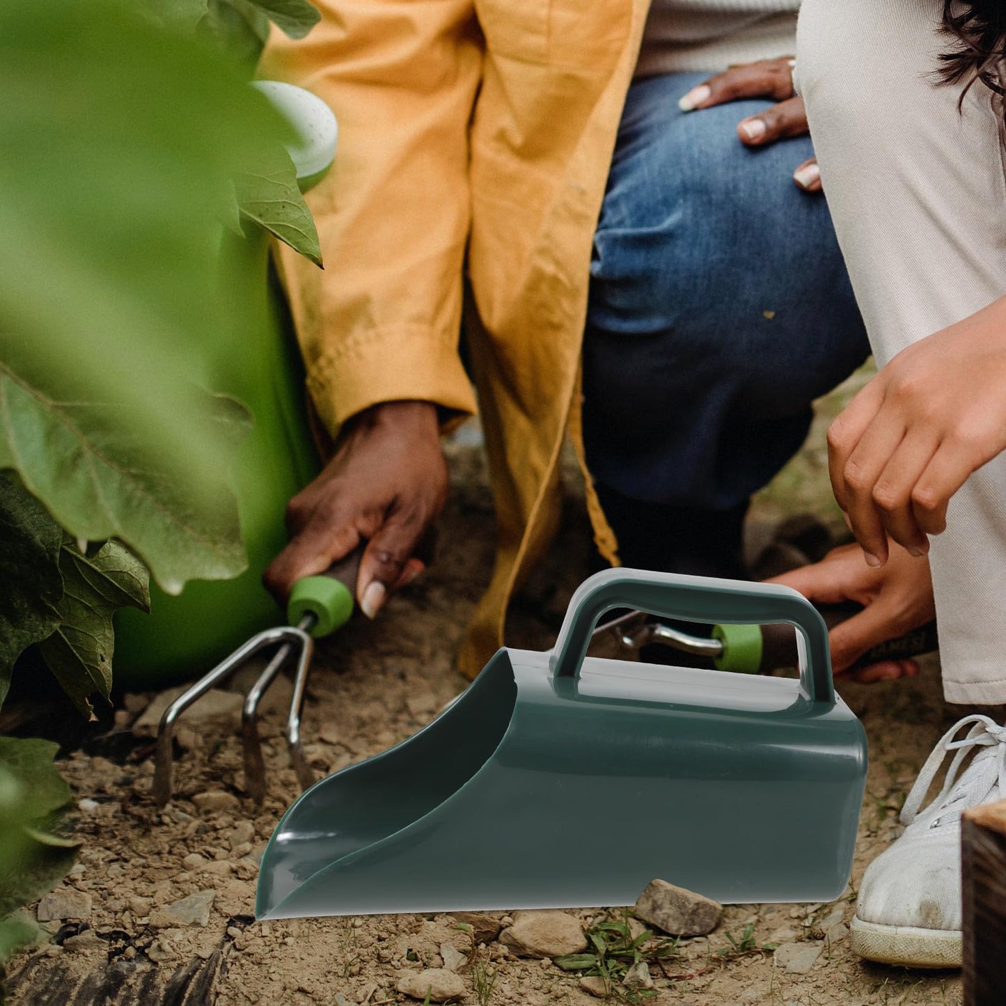 TOMETURE Multi-Function Garden Soil Scoop Potted Soil Shovel for Transplanting in Military Green with Large Bucket for Bonsai and Planting Tasks
