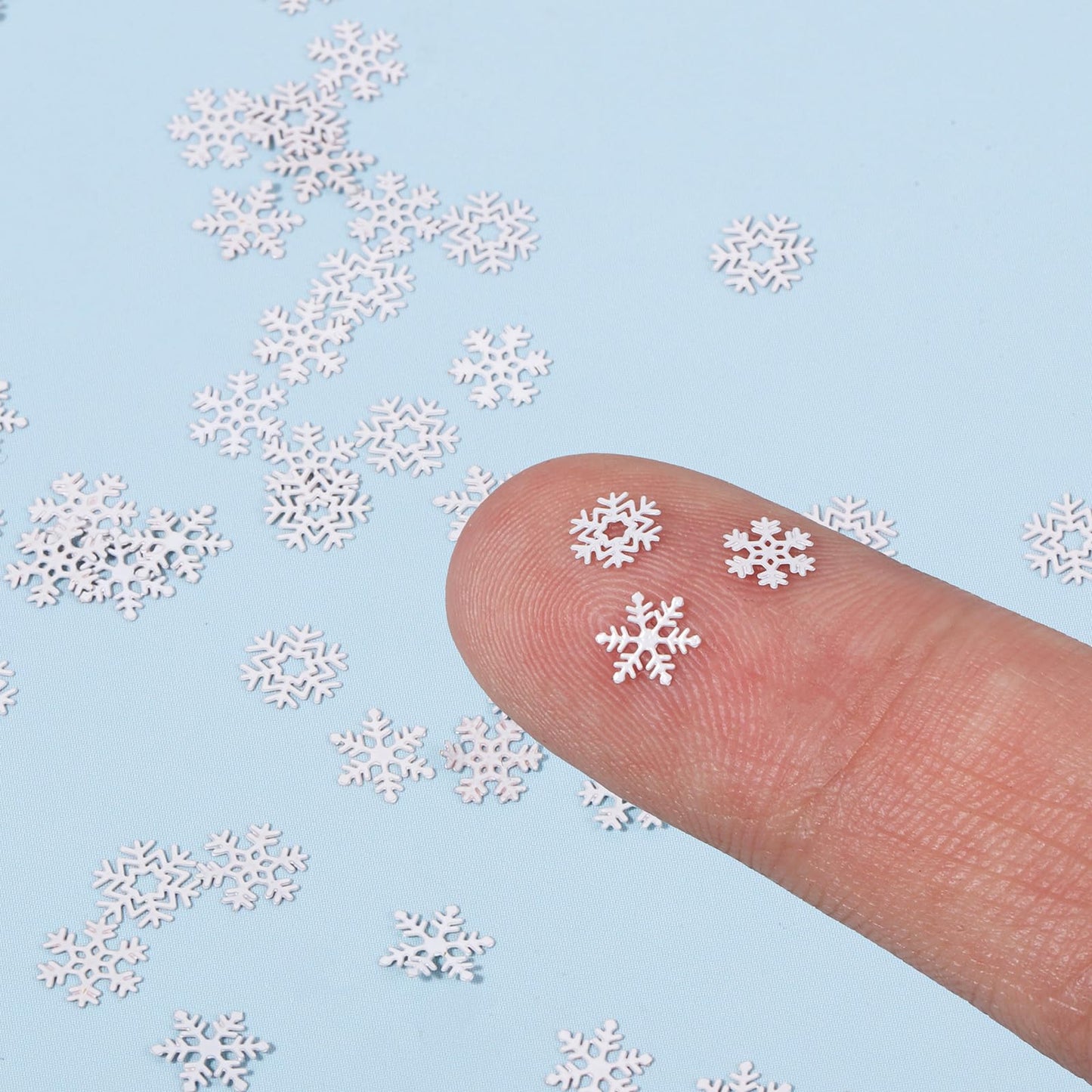 300PCS Mini Metal Snowflake, 0.2 Inch White Small Christmas Craft Embellishments Winter Tiny Snowflake Ornaments for DIY Party Decor Christmas Home Decoration