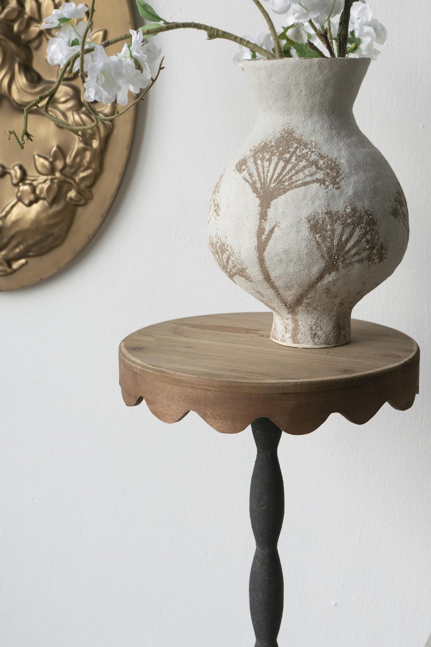 Jenvor Round Side Table with Scalloped Brown Wooden Top, Black Iron Pedestal Base, Iron Fir Wood MDF, 11.9 x 11.9 x 29.5 in, End Table, Display Pedestal, Plant Stand in Living Room