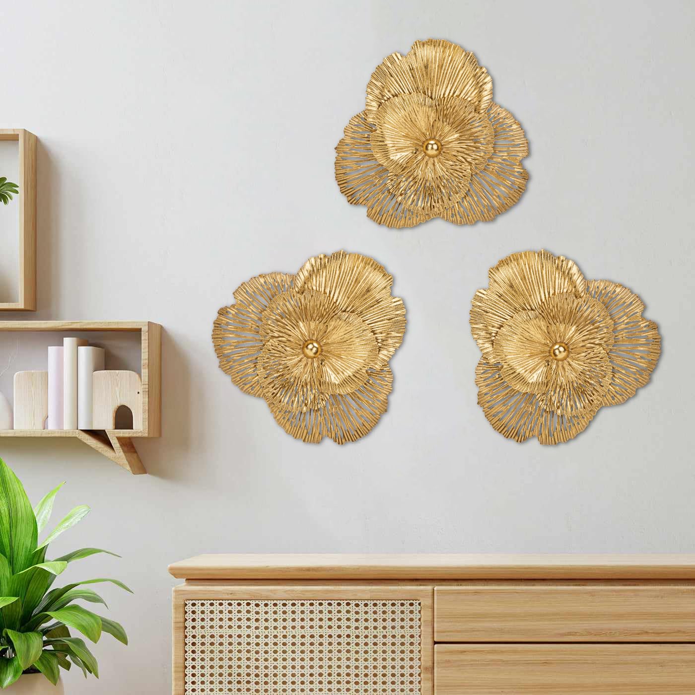 DILATATA 3 Pcs Metal Flower Wall Art Set 10 Inch Rustic Modern Floral Sculpture 3D Metal Flower Wall Hanging Accent for Indoor Living Room Bedroom Kitchen Bathroom Garden Patio Decor - Gold