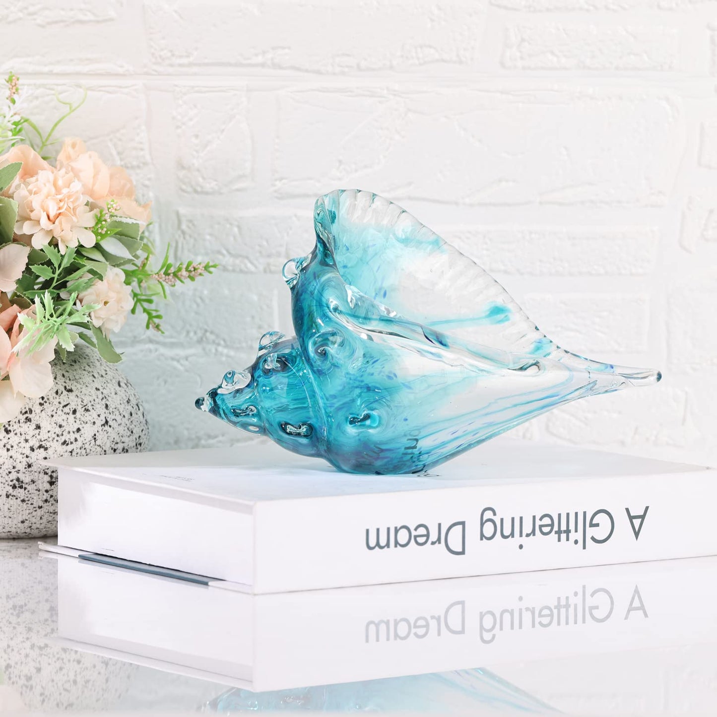 Hand-blown glass conch sculpture, modern green sea glass art decorative conch statue, coastal decor shell sculpture, suitable for living room TV cabinets, offices, shelf decorations and ornaments.