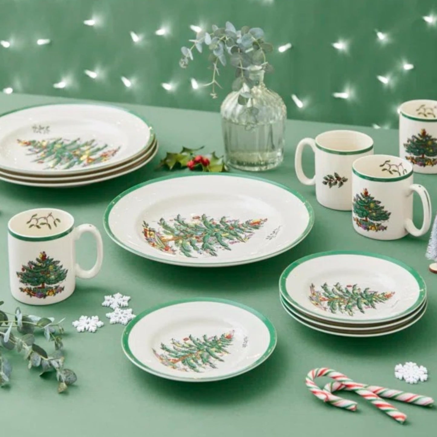 Spode Christmas Tree 12-Piece Dinnerware Set, Service for 4 - Dishwasher Safe Seasonal Dinnerware, Festive Christmas Tree Motif for Holiday Gatherings, Shatterproof & Durable Dishes - Made of Melamine