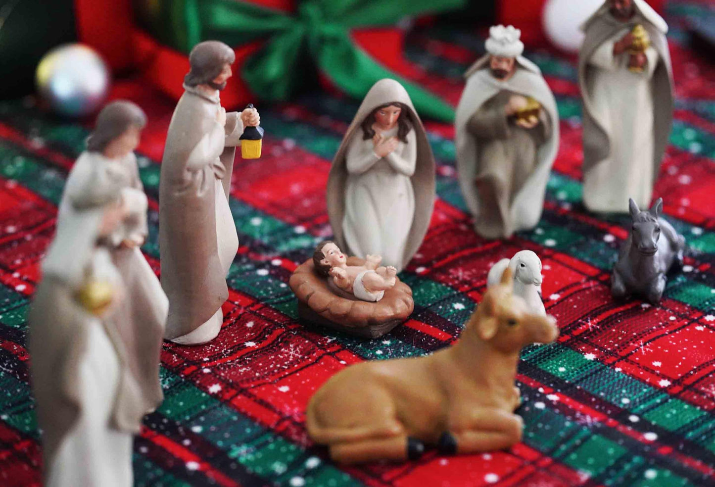 QF Home 10-Piece Christmas Nativity Set – Nativity Scene with Manger, Holy Family & Animals, Hand-Painted Resin Indoor Holiday Display