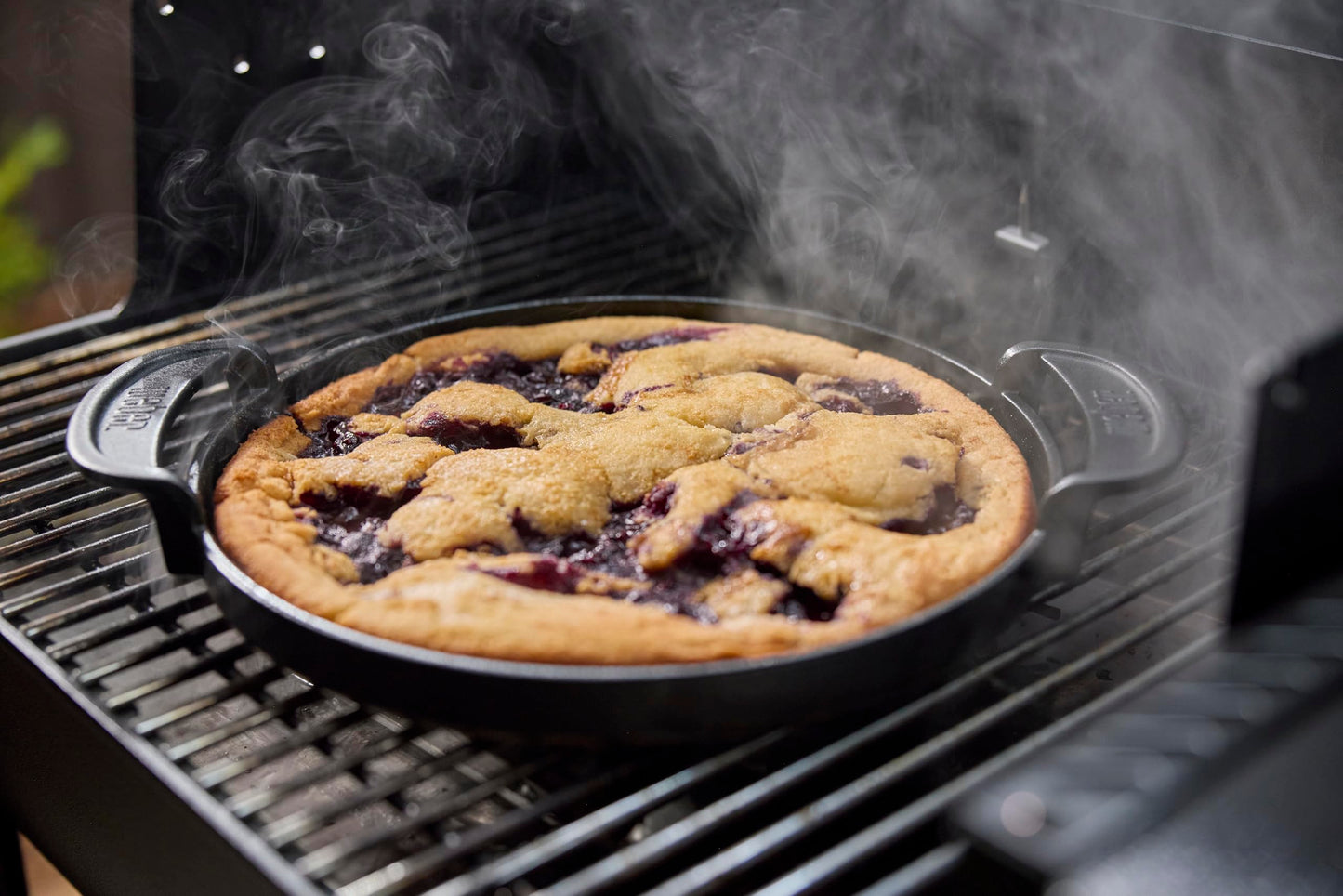 Weber Smoque™ 22‑Inch Pellet Smoker, Black – Outdoor BBQ Pellet Grill Up to 500 Degrees with SmokeBoost, SmoqueVent Airflow System & Rapid React PID Temperature Control