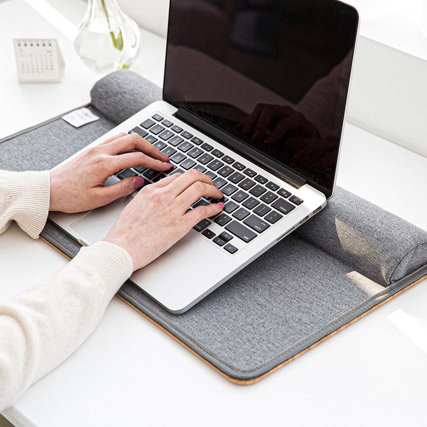 ergomi Lap Desk with Soft Cushion and Wrist Rest – Portable Laptop Desk for Bed, Couch & Home Office, Removable Mouse Pad & Anti-Slip Strip for 17 inch Laptop (Large, Wood Pattern)