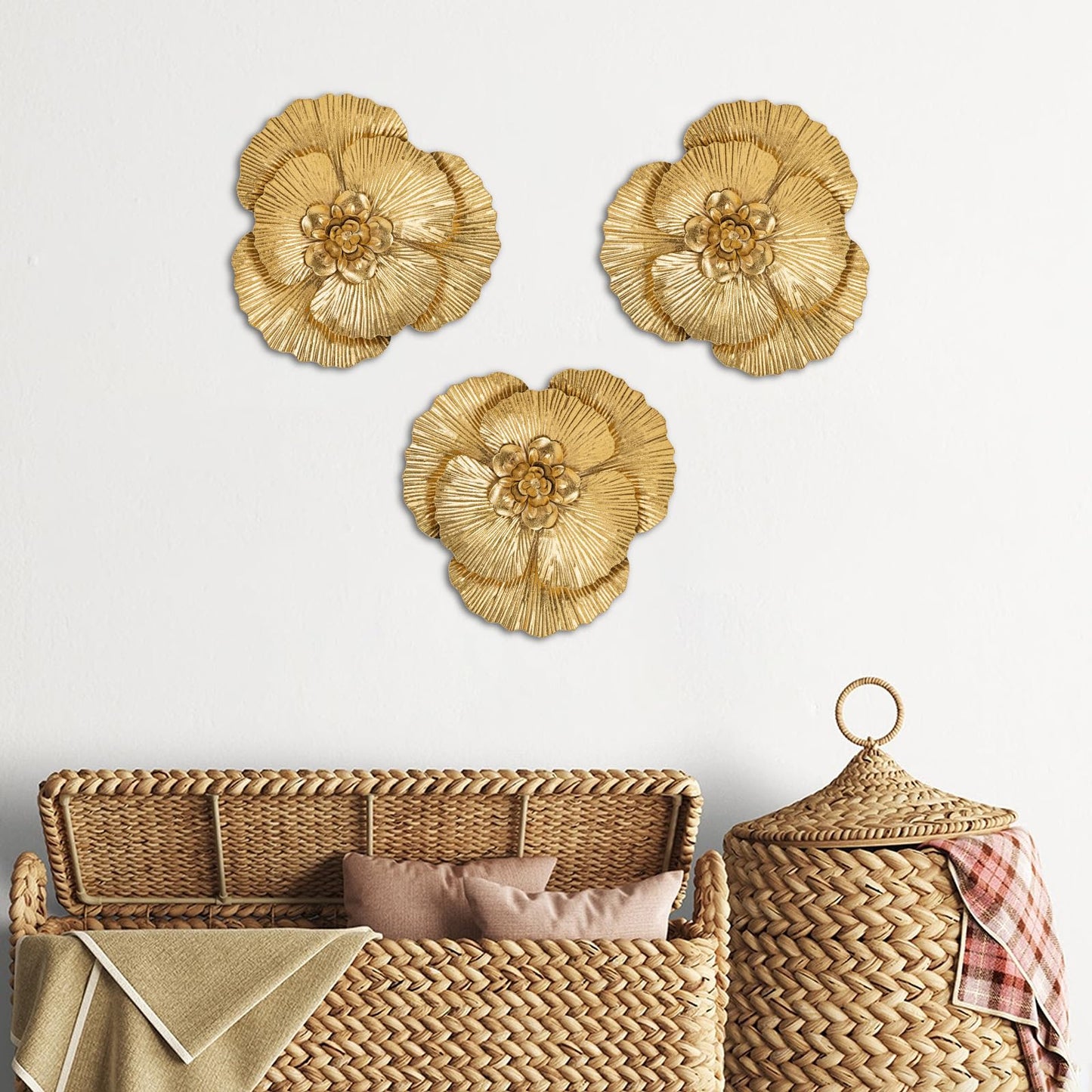 DILATATA 3 Pcs Metal Flower Wall Art Set 10 Inch Rustic Modern Floral Sculpture 3D Metal Flower Wall Hanging Accent for Indoor Living Room Bedroom Kitchen Bathroom Garden Patio Decor - Gold