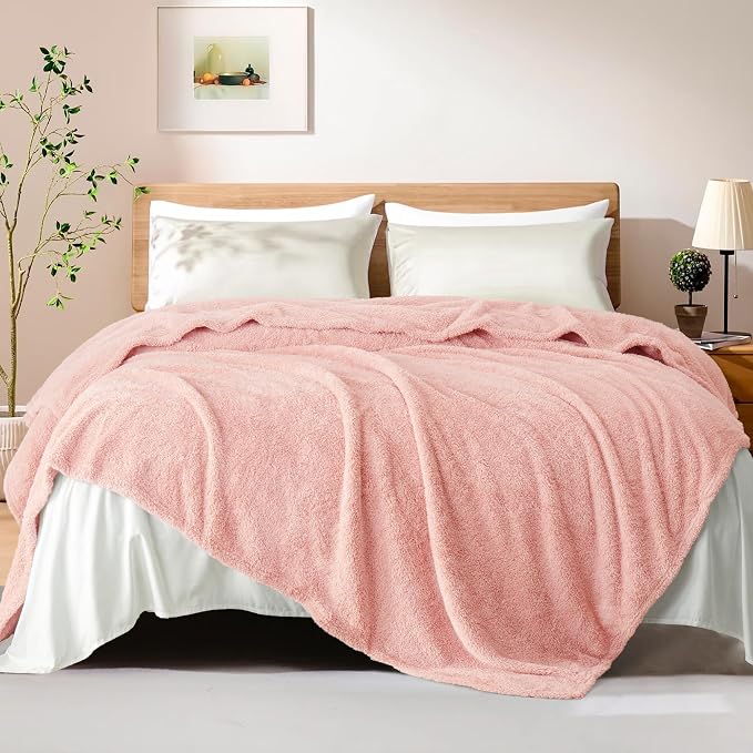 Exclusivo Mezcla Fleece Twin Size Bed Blanket, Ultra Soft, Lightweight and Fuzzy Light Pink Blanket for Women, Home Decor, 60x80 Inches