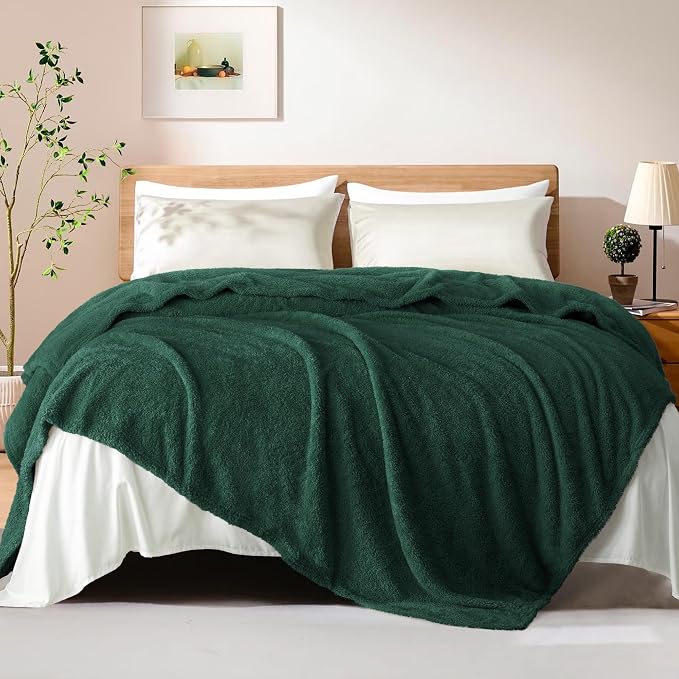 Exclusivo Mezcla Fleece King Size Bed Blanket, Ultra Soft, Lightweight and Fuzzy Forest Green Blanket for Women, Home Decor, 90x104 Inches
