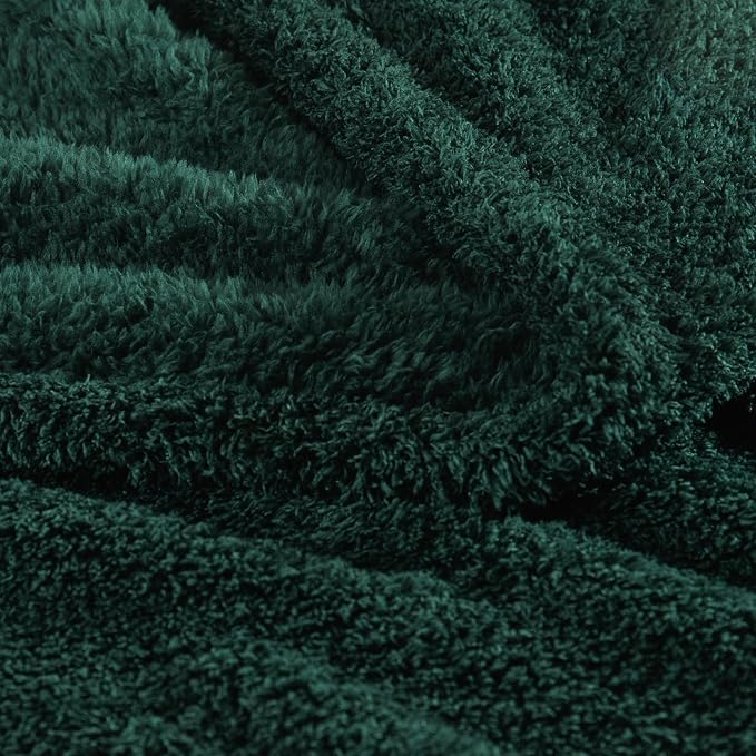 Exclusivo Mezcla Fleece Forest Green Throw Blanket for Couch Sofa, Ultra Soft, Lightweight and Fluffy Blankets for Women, All Season, 50x60 Inches