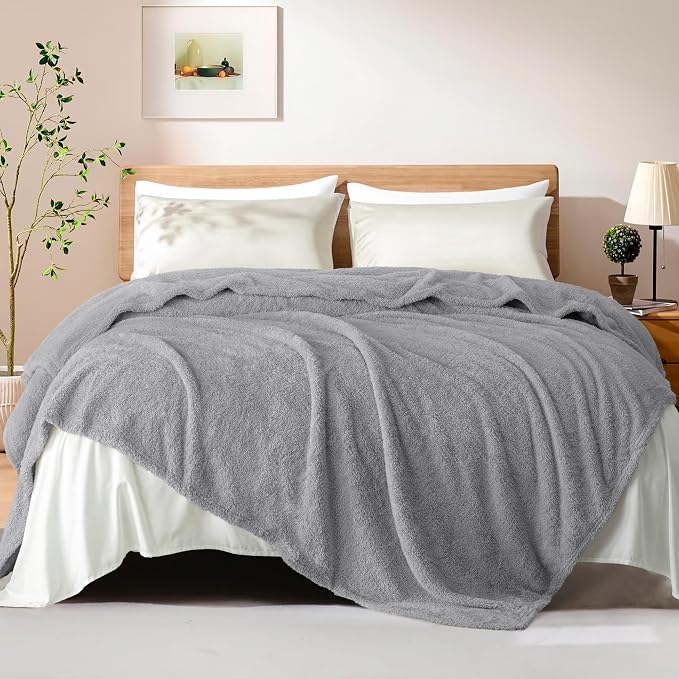 Exclusivo Mezcla Fleece Twin Size Bed Blanket, Ultra Soft, Lightweight and Fuzzy Light Grey Blanket for Women, Home Decor, 60x80 Inches