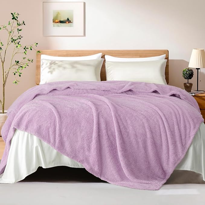 Exclusivo Mezcla Fleece King Size Bed Blanket, Ultra Soft, Lightweight and Fuzzy Light Purple Blanket for Women, Home Decor, 90x104 Inches