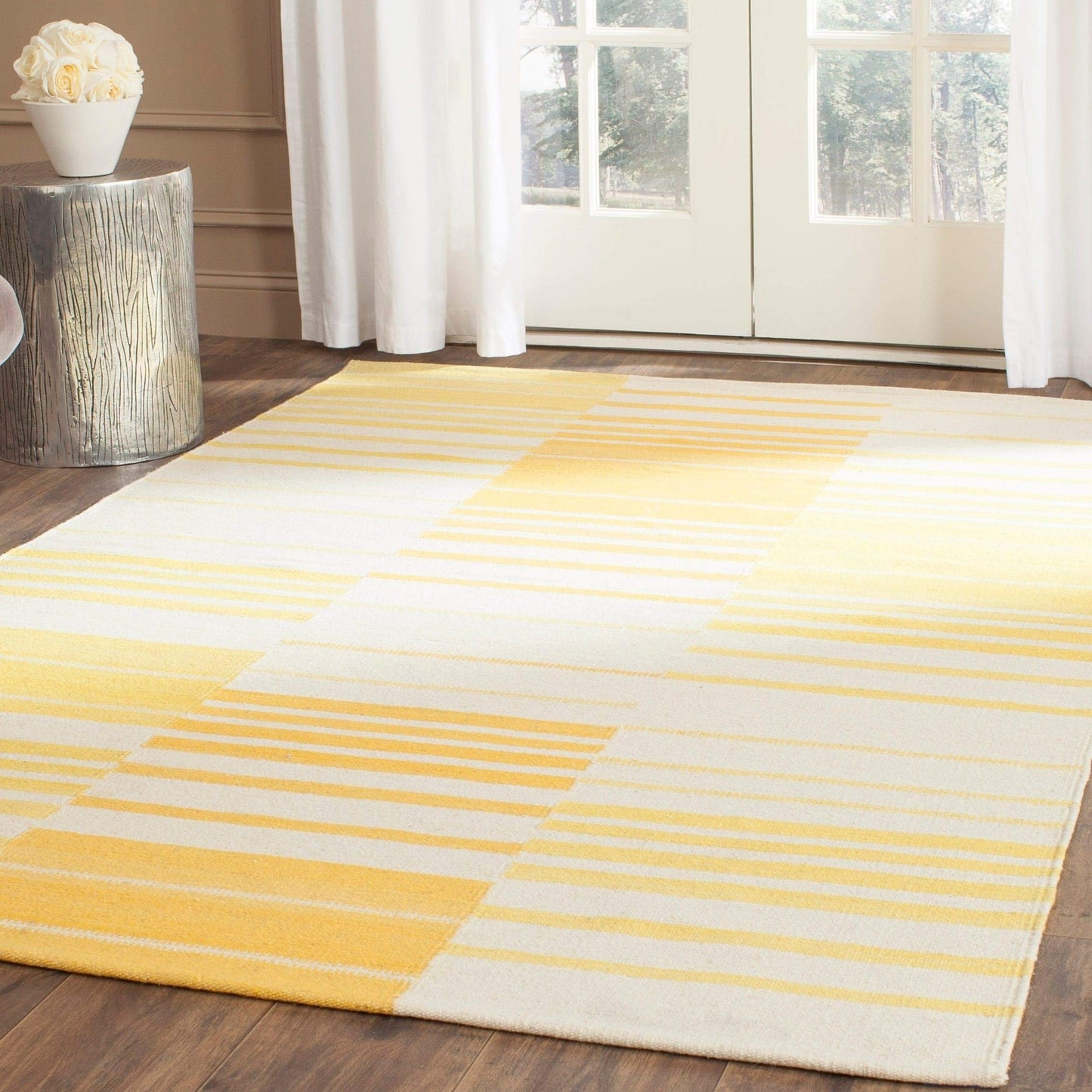SAFAVIEH Kilim Collection Accent Rug - 4' x 6', Gold & Ivory, Handmade Flat Weave Wool, Ideal for High Traffic Areas in Entryway, Living Room, Bedroom (KLM953D)