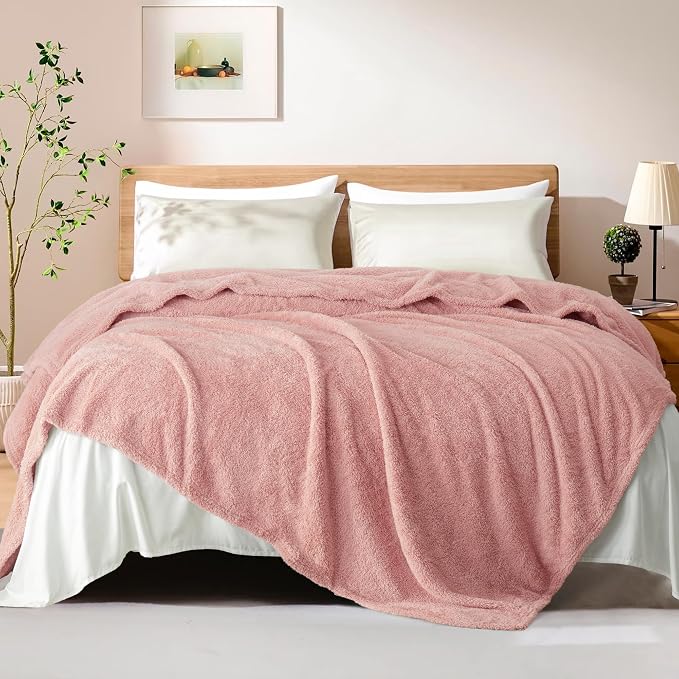 Exclusivo Mezcla Fleece King Size Bed Blanket, Ultra Soft, Lightweight and Fuzzy Dusty Pink Blanket for Women, Home Decor, 90x104 Inches