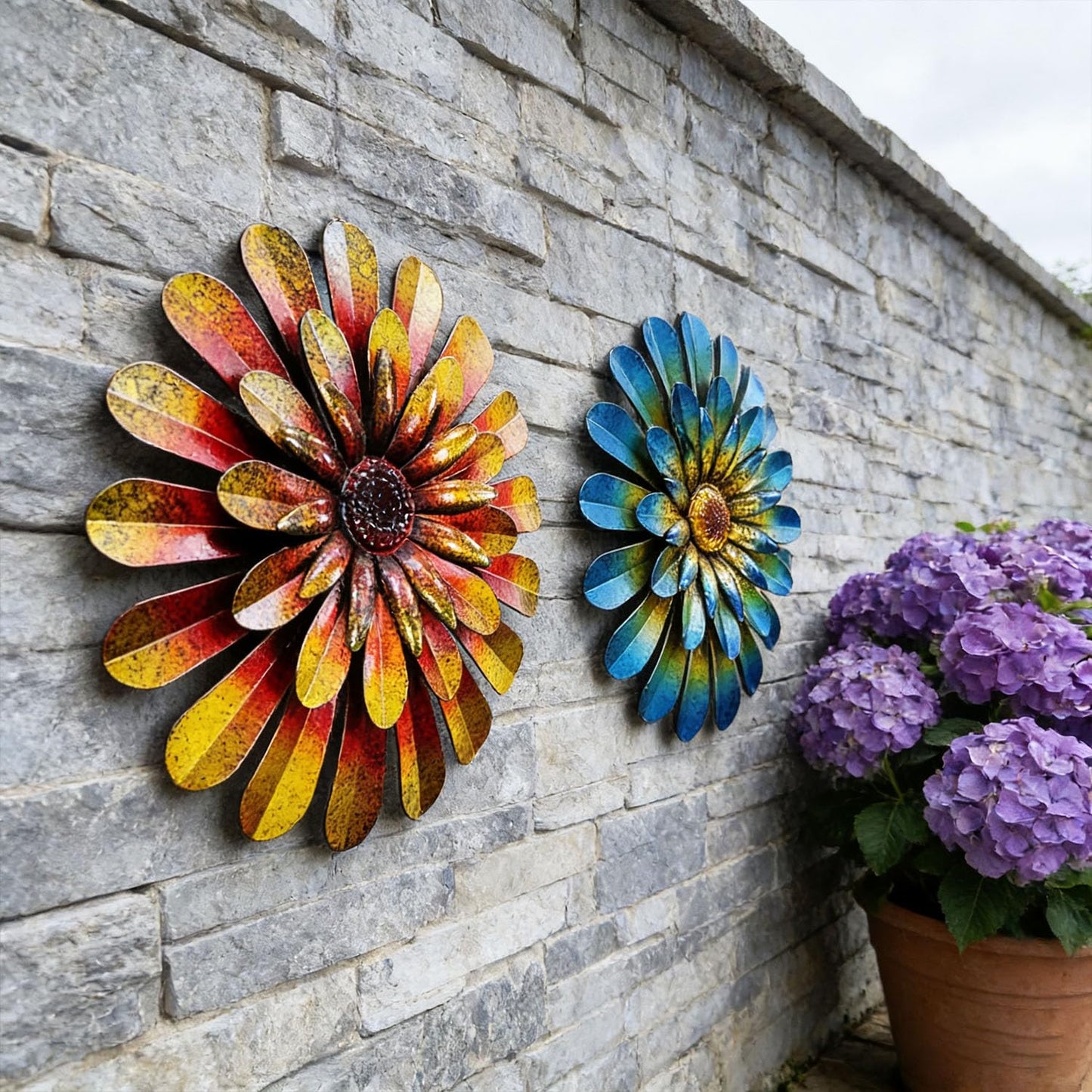 HOOEN Metal Flowers Wall Decor 2pack Wall Art Decorations Hanging for Indoor Outdoor Home Garden Farmhouse Yard Patio Fence Living Room Bedroom Decor