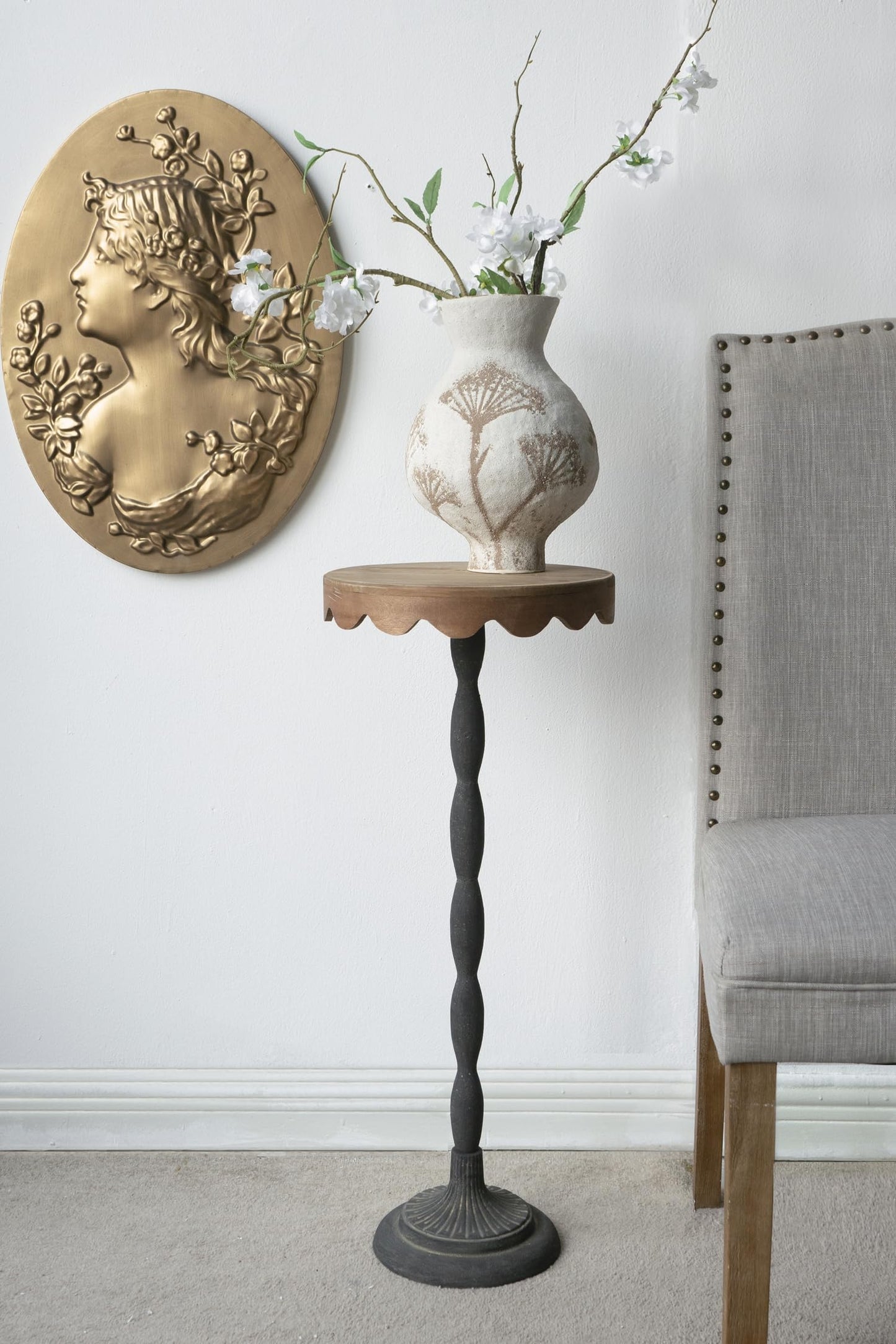 Jenvor Round Side Table with Scalloped Brown Wooden Top, Black Iron Pedestal Base, Iron Fir Wood MDF, 11.9 x 11.9 x 29.5 in, End Table, Display Pedestal, Plant Stand in Living Room