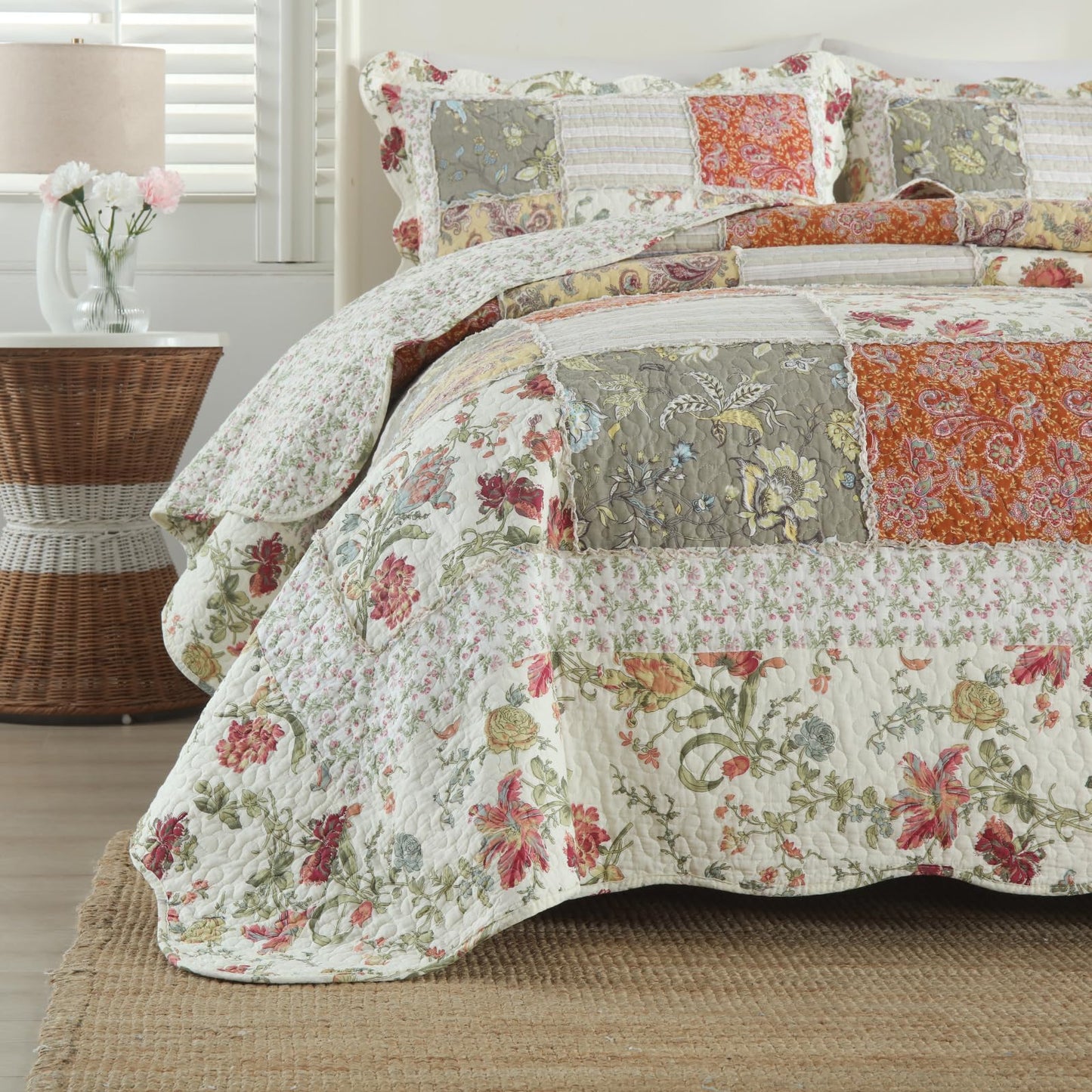 Yvooxny 3-Piece Quilt Set King Size Quilted Bedspread Reversible Country Style Floral Real Patchwork Bedding Quilt Set with Ruffles with Pillowcases for All Seasons, 108 * 96 Inches