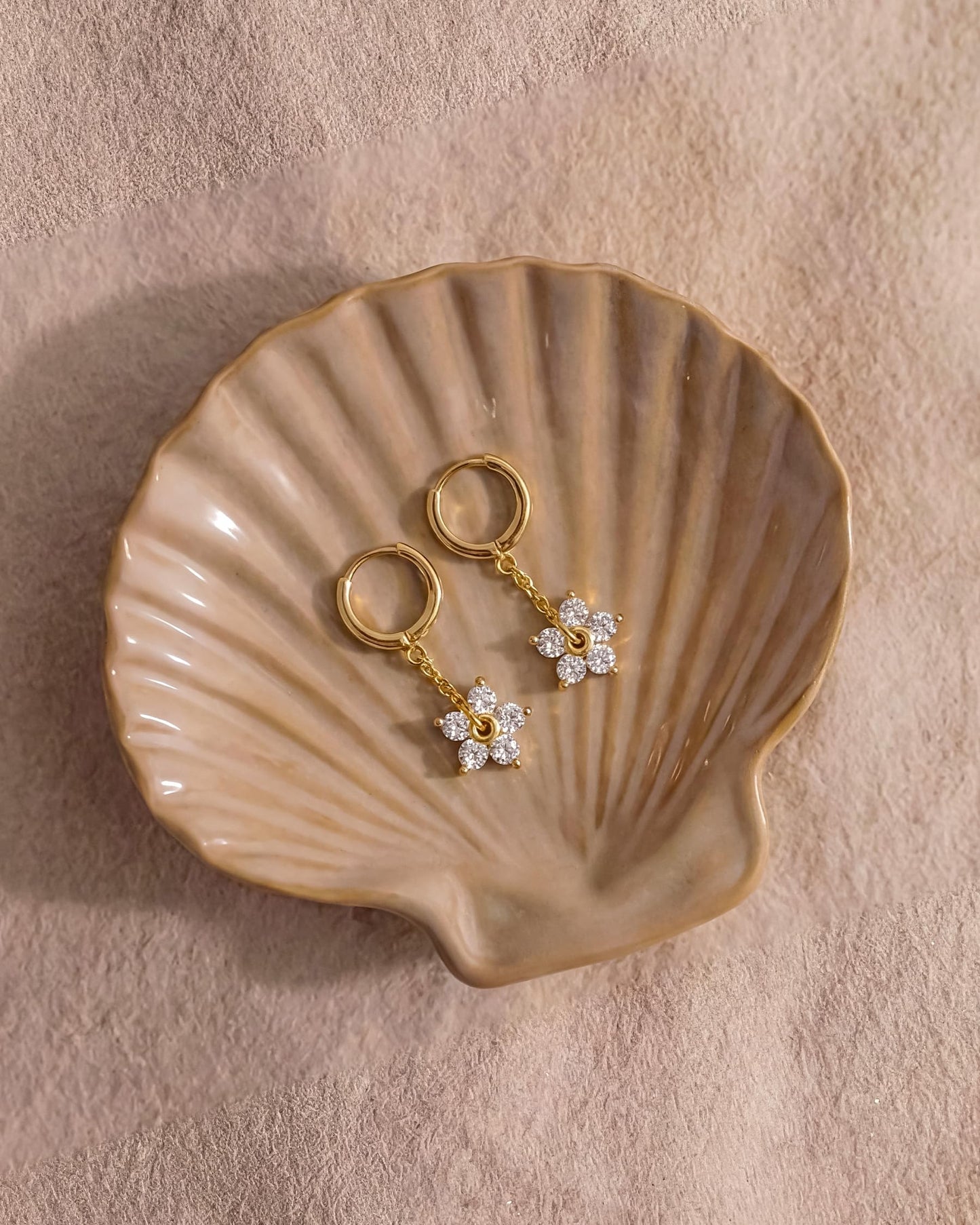 MUMREUES Jewelry Tray Trinket Dish Ceramic Shell Jewelry Holder Decorative Plate Bowl Organizing Rings Earrings Necklaces Keys Cute Small Tray Gifts for Mom