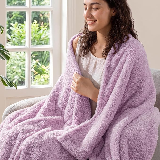 Exclusivo Mezcla Fleece Bed Blankets Queen Size, Ultra Soft, Lightweight and Fuzzy Light Purple Blanket for Women, Home Decor, 90x90 Inches