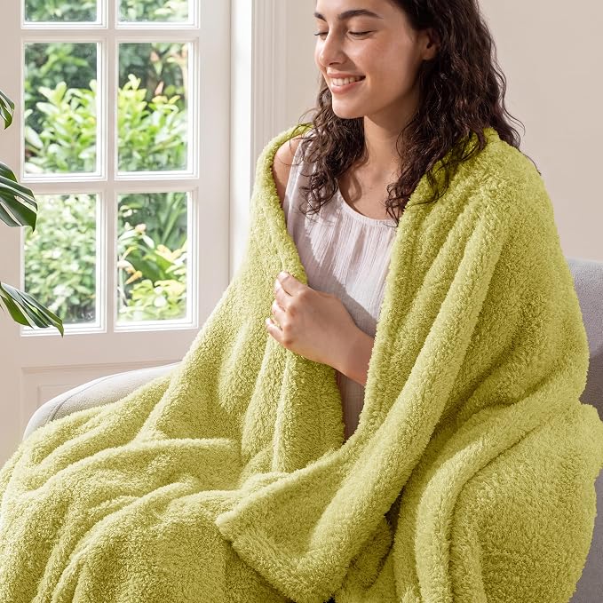 Exclusivo Mezcla Fleece King Size Bed Blanket, Ultra Soft, Lightweight and Fuzzy Light Green Blanket for Women, Home Decor, 90x104 Inches