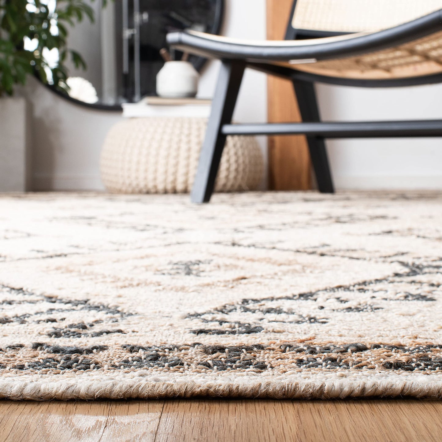 SAFAVIEH Kilim Collection Accent Rug - 2' x 3', Ivory & Black, Handmade Flat Weave Jute, Ideal for High Traffic Areas in Entryway, Living Room, Bedroom (KLM762A)