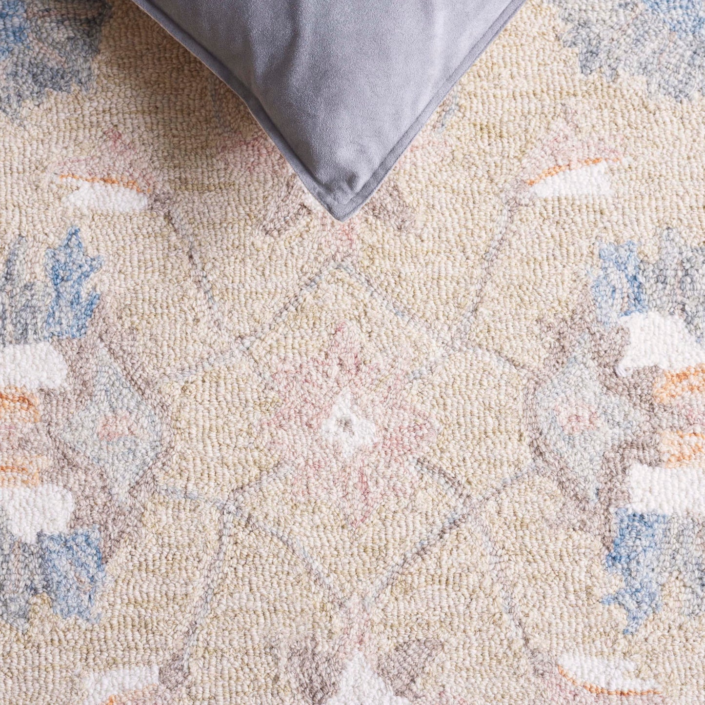 SAFAVIEH Area Rug 8x10 - Heritage Collection - Large - Beige & Ivory, Handmade Wool, Ideal for Living Room, Bedroom, Dining Space (HG125B)