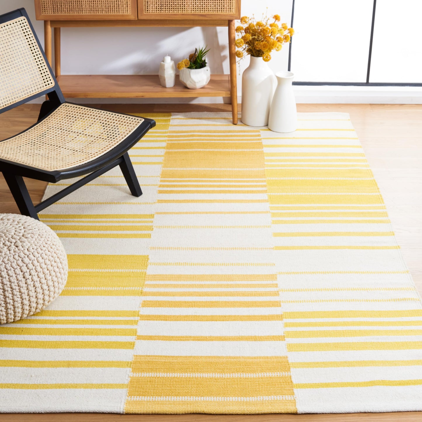 SAFAVIEH Kilim Collection Accent Rug - 4' x 6', Gold & Ivory, Handmade Flat Weave Wool, Ideal for High Traffic Areas in Entryway, Living Room, Bedroom (KLM953D)
