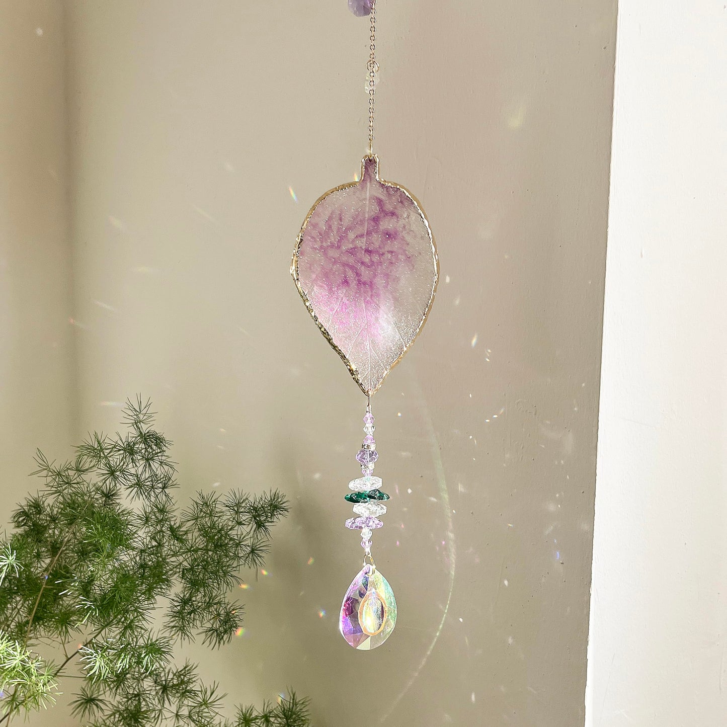 Hanging Crystal Suncatcher, Sun Catchers Indoor Window, Leaf-Shaped Crystal Hanging Ornament, Hanging Crystals for Decoration, Birthday Gift (Purple)