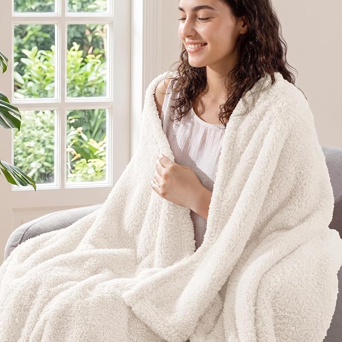 Exclusivo Mezcla Fleece King Size Bed Blanket, Ultra Soft, Lightweight and Fuzzy White Blanket for Women, Home Decor, 90x104 Inches