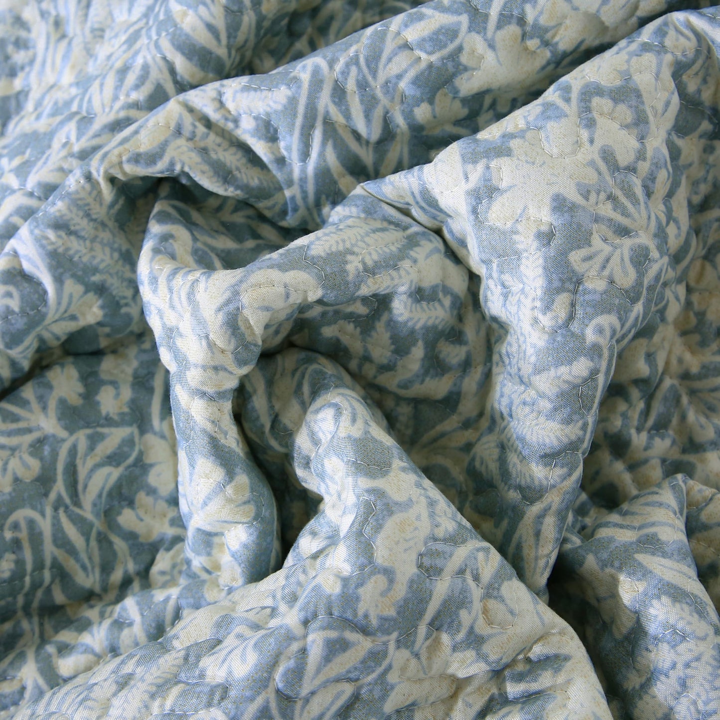 DURLENGEN Botanical Quilt Set King Size 3Pcs, Bluish Grey Printed with Beige Leaves Pattern,Soft Polyester Lightweight Bedspread for All Season Layering(King 106x96,Beige Botanical)