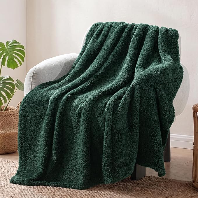Exclusivo Mezcla Fleece Forest Green Throw Blanket for Couch Sofa, Ultra Soft, Lightweight and Fluffy Blankets for Women, All Season, 50x60 Inches