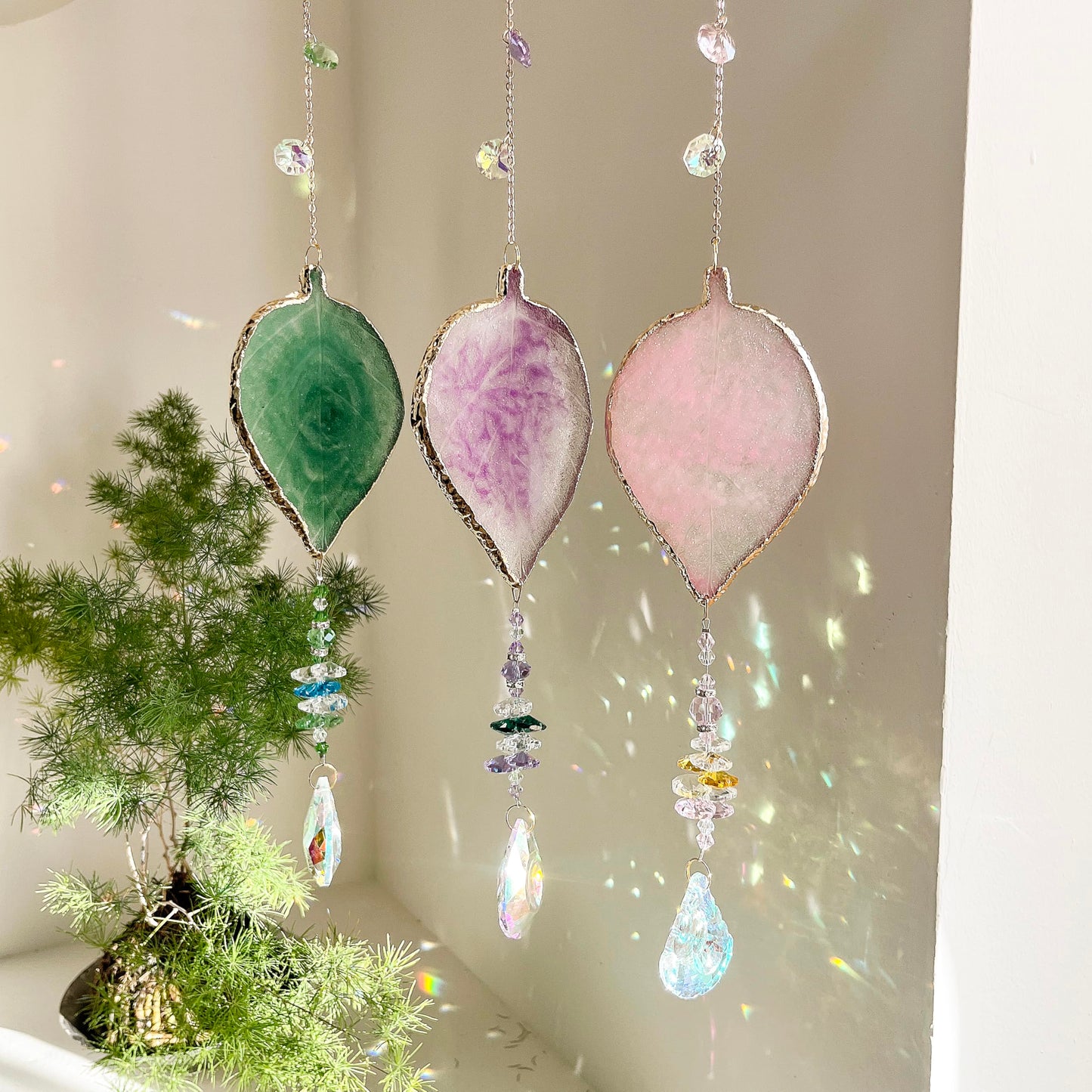 Hanging Crystal Suncatcher, Sun Catchers Indoor Window, Leaf-Shaped Crystal Hanging Ornament, Hanging Crystals for Decoration, Birthday Gift (Purple)