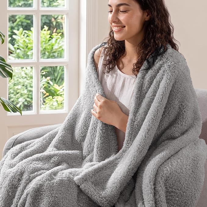 Exclusivo Mezcla Fleece King Size Bed Blanket, Ultra Soft, Lightweight and Fuzzy Light Grey Blanket for Women, Home Decor, 90x104 Inches