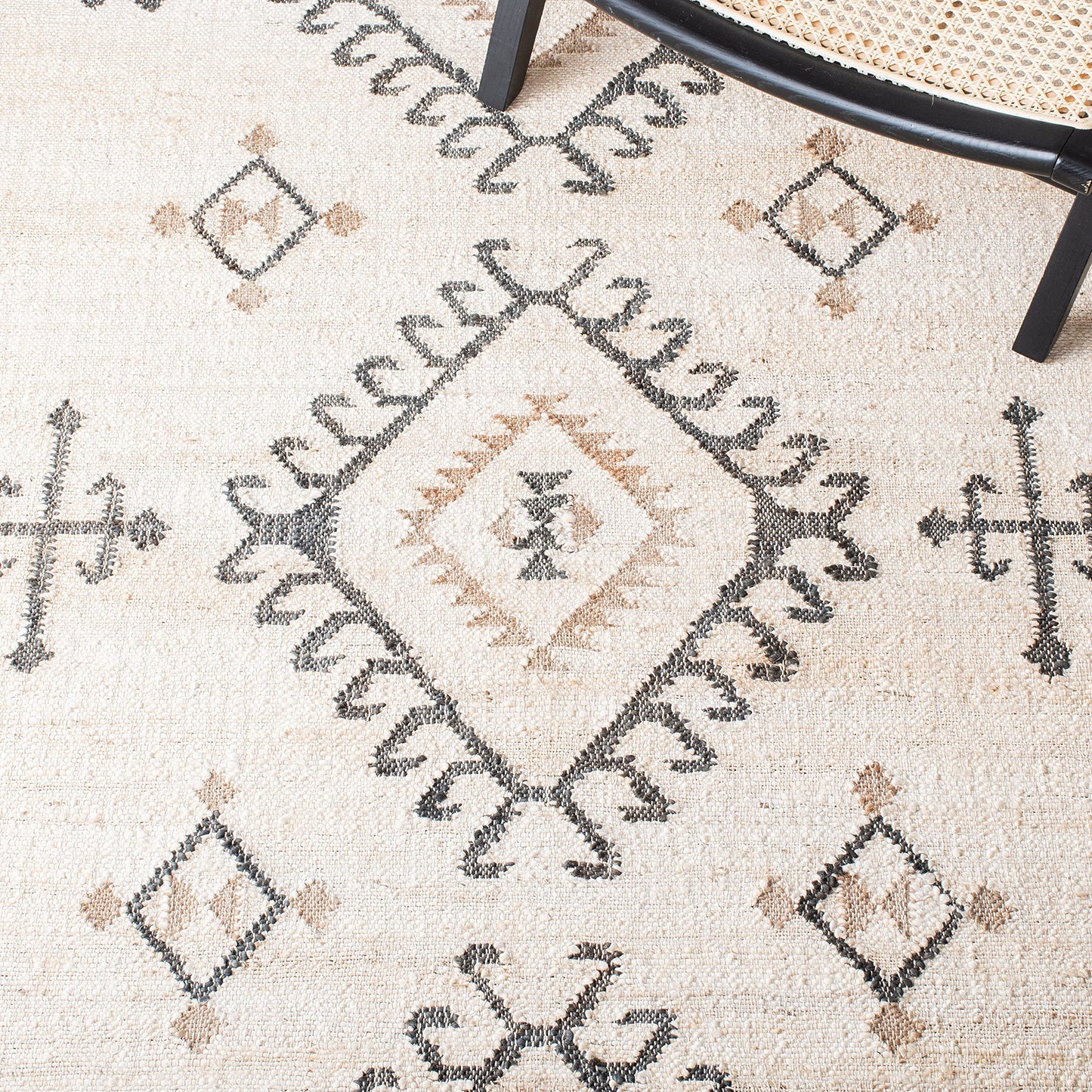 SAFAVIEH Kilim Collection Accent Rug - 2' x 3', Ivory & Black, Handmade Flat Weave Jute, Ideal for High Traffic Areas in Entryway, Living Room, Bedroom (KLM762A)