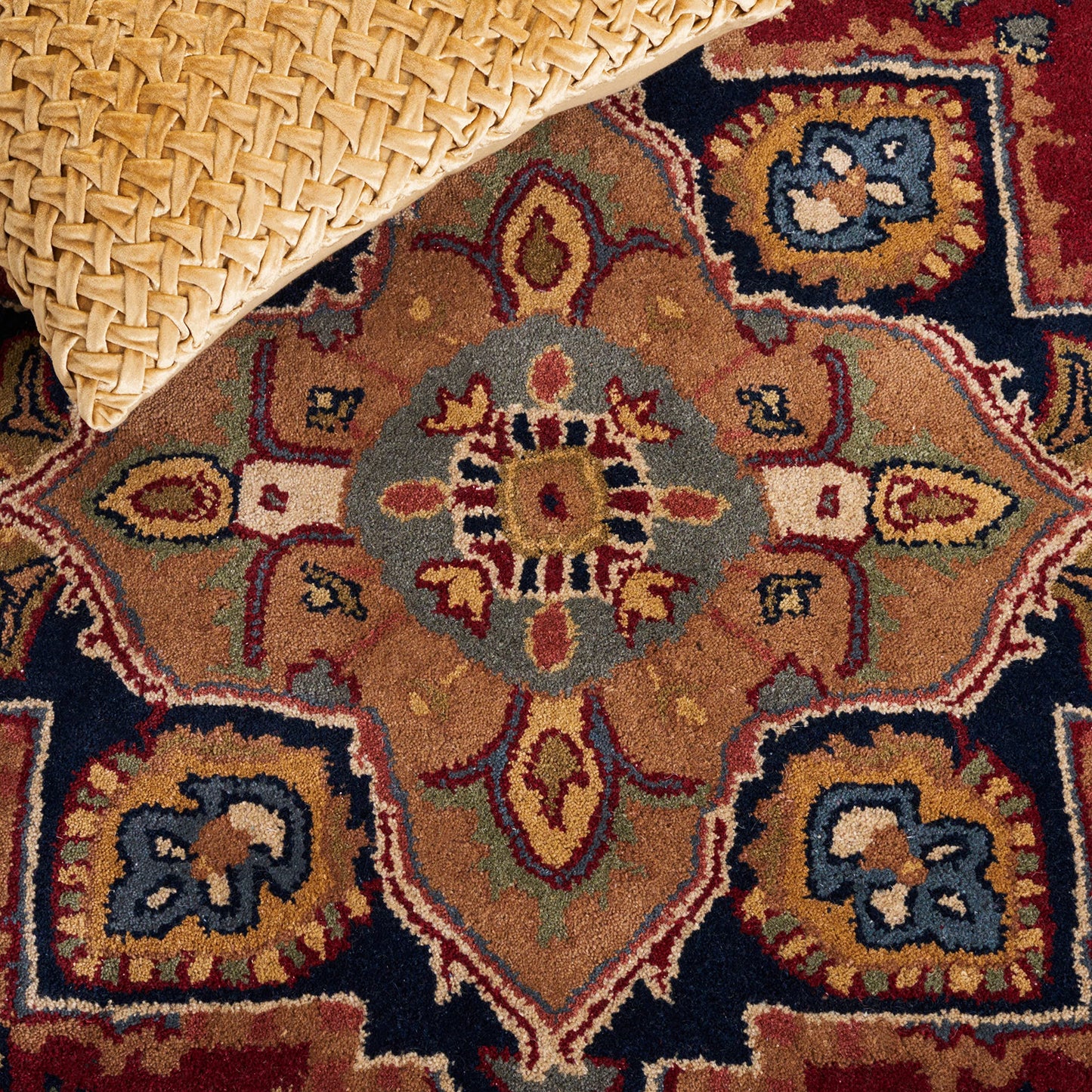 SAFAVIEH Area Rug 5x8 - Heritage Collection - Red, Handmade Wool, Traditional Oriental Medallion Design, Ideal for Living Room, Bedroom, Dining Space (HG625A)